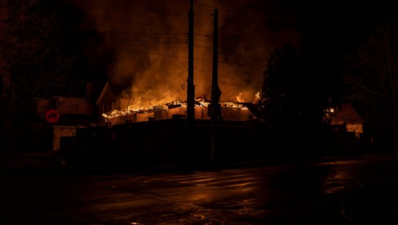 Nach einem russischen Angriff brannte am Donnerstag ein Gebäude lichterloh. (Bild: AP)