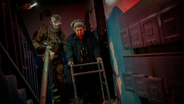 Zivilisten in Cherson werden aus ihren Häusern gebracht. (Bild: AP)