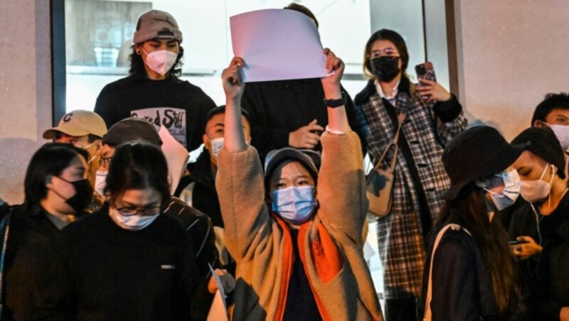 Wie in Russland sind jetzt auch in China weiße Zettel Zeichen des Protests gegen das autoritäre Regime. (Bild: APA/AFP/Hector RETAMAL)