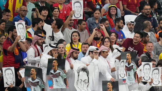 Mehrere Zuschauer hielten sich beim Spanien-Spiel die Hand vor den Mund und Özil in die Höhe. (Bild: AP)