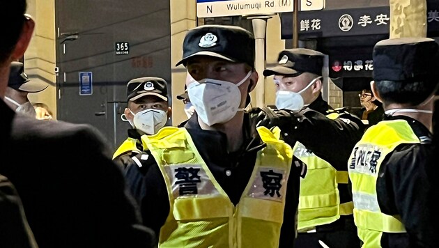 Die chinesische Polizei hielt in vielen Städten die Demonstranten in Schach. Berichten zufolge wurden mehrere Menschen verhaftet. (Bild: AP)