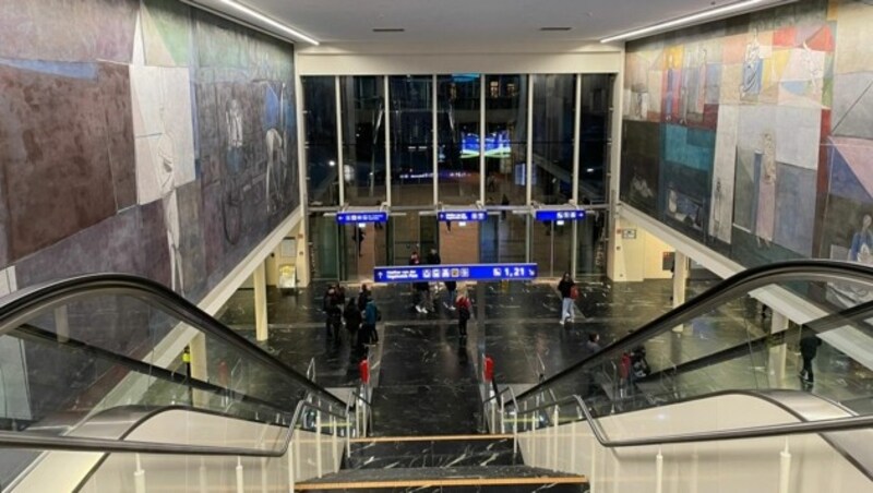 Am Hauptbahnhof in Klagenfurt sieht man nur vereinzelt Reisende, die nichts vom Streik wussten. (Bild: Marcel Tratnik)