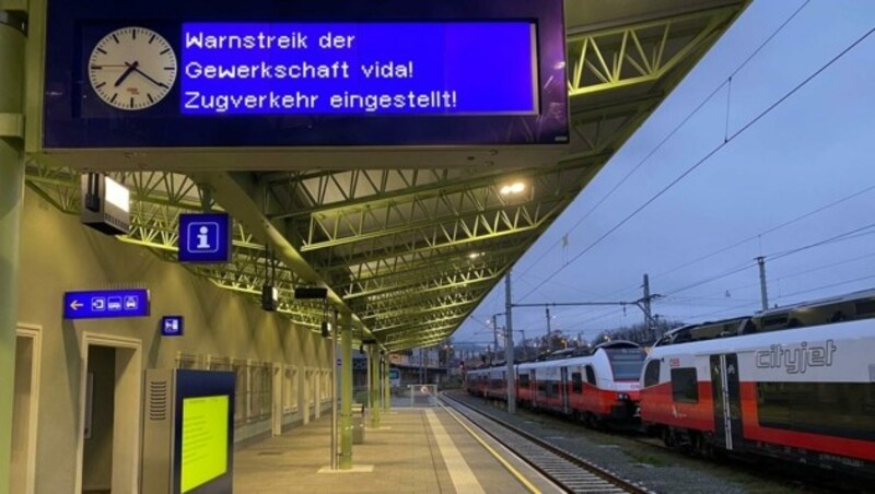 Auch am Bahnhof in Villach ist zu lesen: Warnstreik der Gewerkschaft vida! Zugverkehr eingestellt! (Bild: Felix Justich)