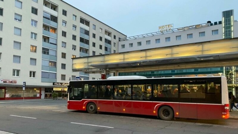 Kein Zug, voller Bus in Villach. (Bild: Justich)