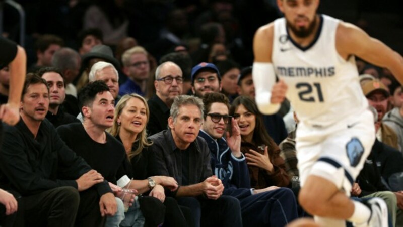 Pete Davidson und Emily Ratajkowski nahmen beim Basketball-Spiel im Madison Square Garden in New York neben Ben Stiller und dessen Ehefrau Christine Taylor Platz. (Bild: 2022 Getty Images)