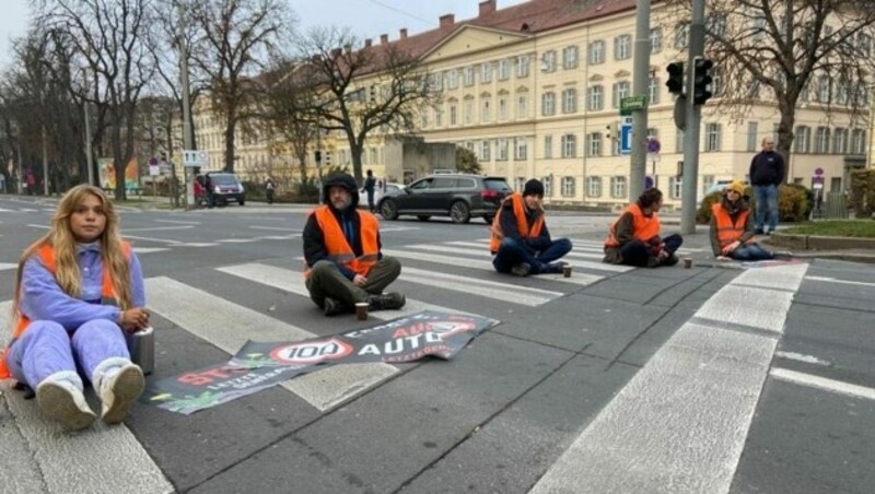 Fünf Klimaaktivisten klebten sich heute vor der Grazer Oper auf die Straße. (Bild: Gerald Schwaiger)