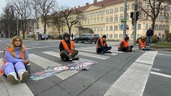 Fünf Klimaaktivisten klebten sich heute vor der Grazer Oper auf die Straße. (Bild: Gerald Schwaiger)