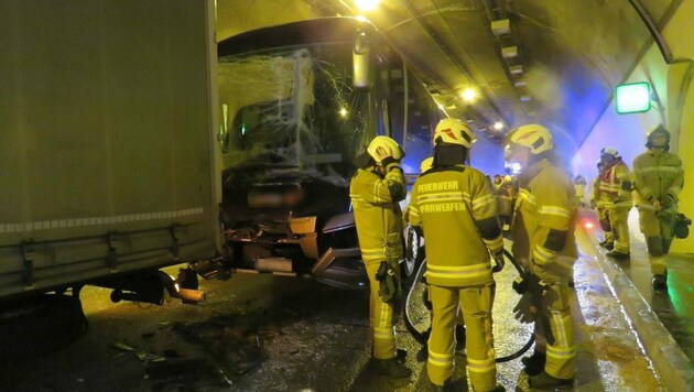 Lkw und Bus kollidierten im Helbersbergtunnel (Bild: Feuerwehr Pfarrwerfen)
