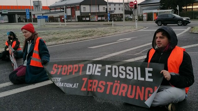 Die Klima-Aktivisten sperrten die Abfahrt Hafenstraße in Linz während des Bahnstreiks (Bild: Letzte Generation Österreich)
