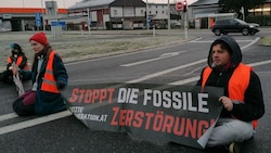 Die Klima-Aktivisten sperrten die Abfahrt Hafenstraße in Linz während des Bahnstreiks (Bild: Letzte Generation Österreich)