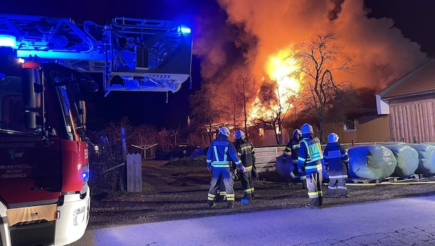 Beim Großbrand in Großwilfersdorf standen insgesamt 85 Feuerwehrleute im Einsatz. (Bild: BFV Fürstenfeld)