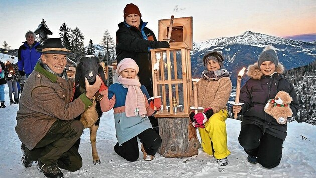 Kinder aus Treffen waren bei der Eröffnung des Adventweges mit dabei. (Bild: ROLAND_HOLITZKY)