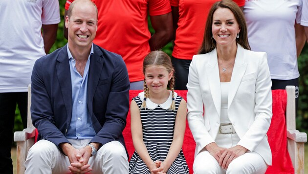 Prinzessin Kate liebt ihren weißen Hosenanzug und trägt das Stück so oft es geht. (Bild: AFP)