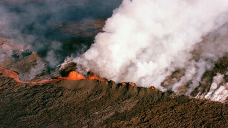 Der 4169 Meter hohe Mauna Loa Vulkan liegt inmitten des Pazifiks und war zuletzt im Jahr 1984 ausgebrochen. (Bild: AP Photo/John Swart (Archivbild))