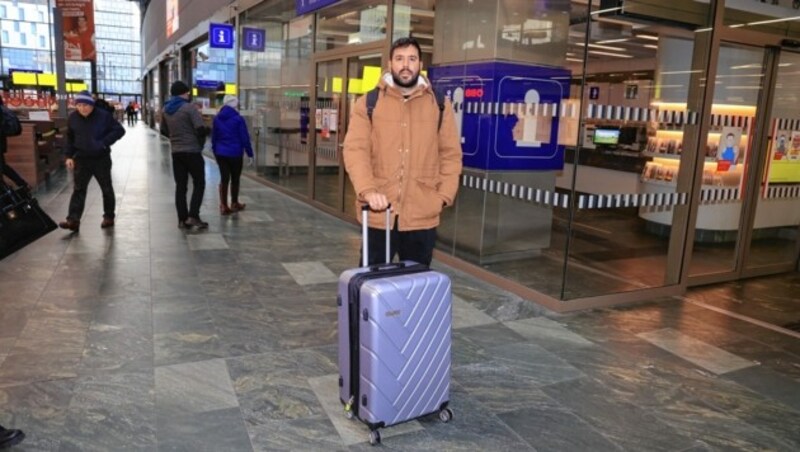 Grieche John muss nun mit dem Taxi zum Flughafen. (Bild: Zwefo)