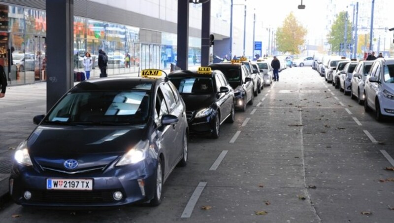 Erhöhte Nachfrage gibt es bei den Taxis aber nicht. (Bild: Zwefo)