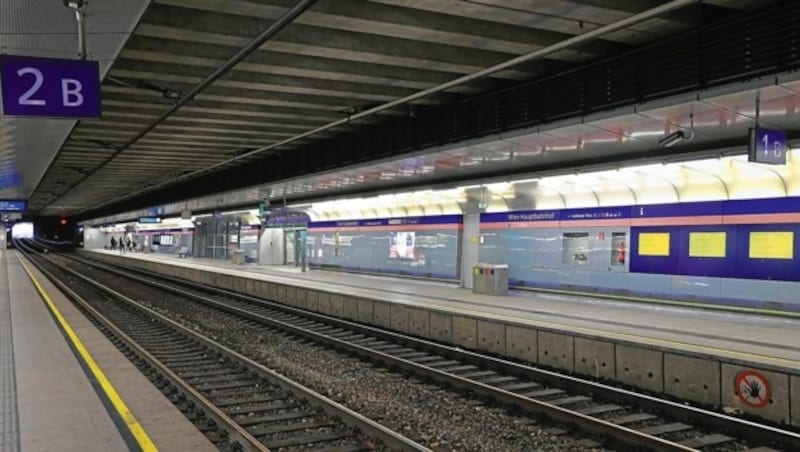 (Fast) leere Bahnsteige bei der Schnellbahn am Hauptbahnhof. (Bild: Zwefo)