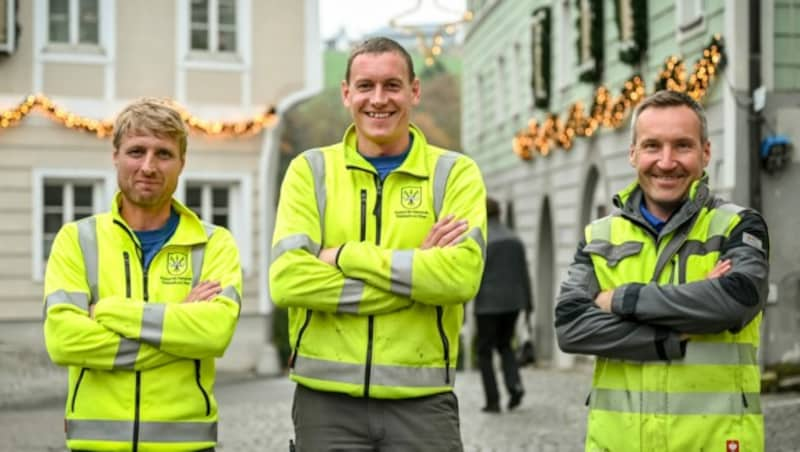 Martin Rainer (r.), Hermann Hubauer und Thomas Pinsel (l.) vom Bauhof der Gemeinde sind für die Montage der unterschiedlich gestalteten Fenster zuständig. (Bild: Markus Wenzel)