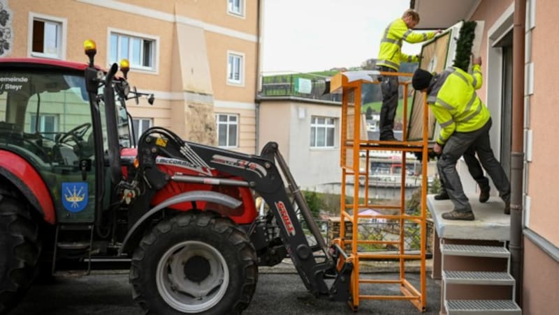 Die Bauhof-Mitarbeiter haben ganz schön schwer zu tragen. (Bild: Markus Wenzel)