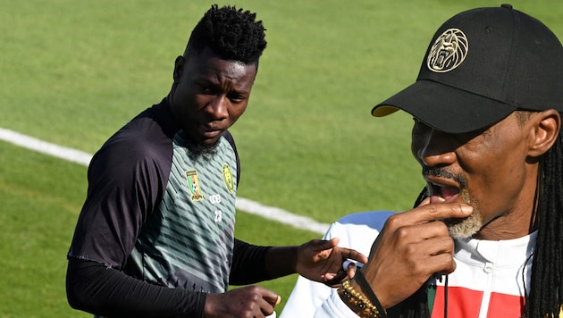 Andre Onana (l.) und Rigobert Song (Bild: APA/AFP/ISSOUF SANOGO)