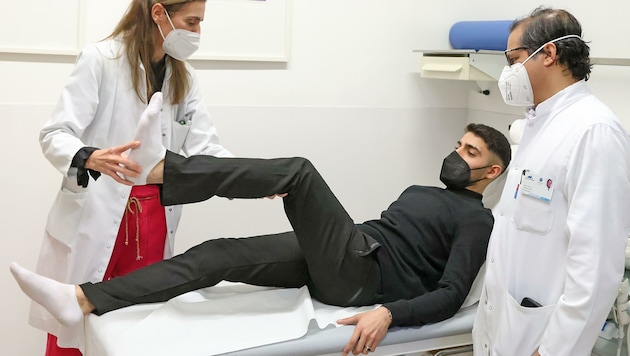 Ärzte und Patient demonstrieren die Beweglichkeit des Beins nach der Transplantation. (Bild: Johanna Birbaumer)