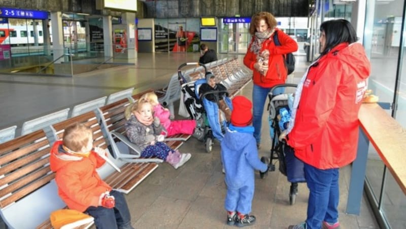 Am Leobener Bahnhof mussten auch ein paar Fahrgäste kurzfristig umdisponieren,... (Bild: Heinz Weeber)