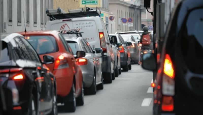 ... Die Demo der Klima-Aktivisten bei der Oper verursachte danach aber Verkehrseinschränkungen im Umkreis. (Bild: Christian Jauschowetz)