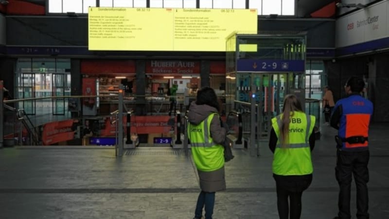 Keine Ankünfte und Abfahrten auf der großen Anzeigetafel am Montag am Grazer Hauptbahnhof... (Bild: Pail Sepp)