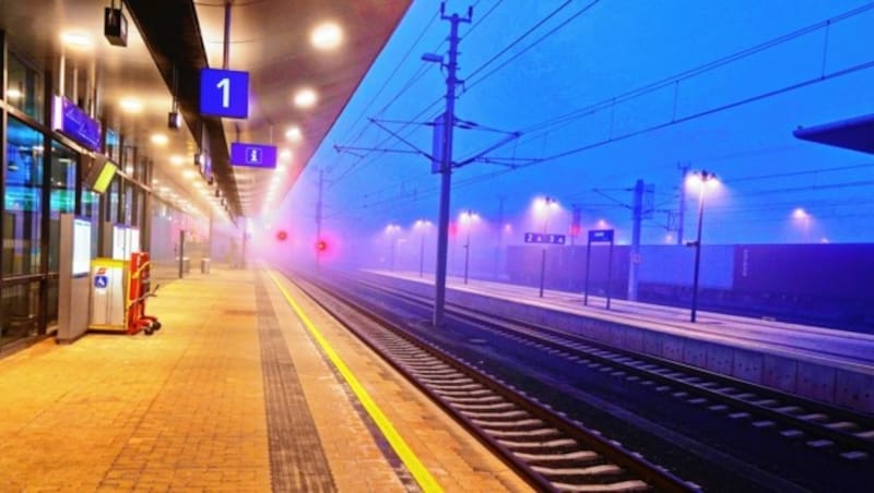 In Leibnitz dasselbe Bild wie in Graz: Auch dort blieb von 0 Uhr weg sowohl die Schiene als auch der Bahnsteig leer... (Bild: Sepp Pail)