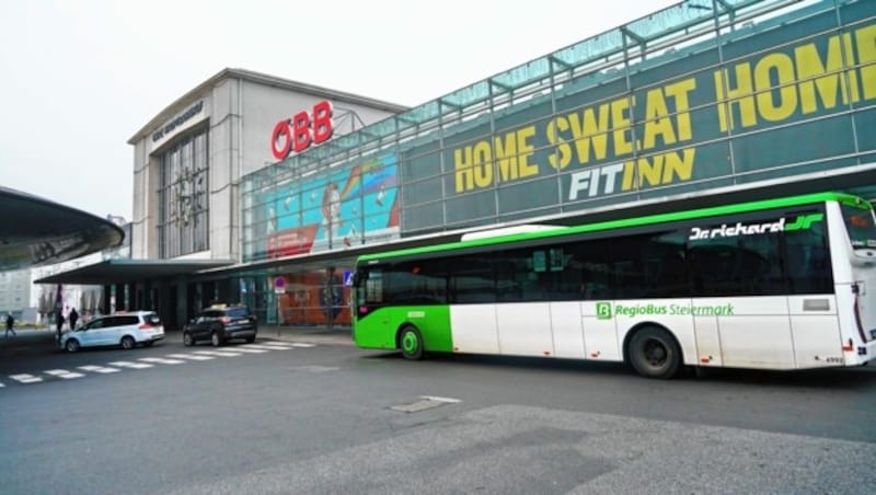 So manch einer nütze Alternativen zur ÖBB, beim Flixbus wurden nämlich laut einem der Chauffeure Zusatzbusse eingerichtet. (Bild: Sepp Pail)