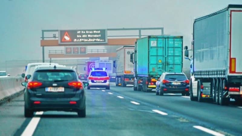 400 Zugausfälle: Das bedeutete auch mehr Verkehr auf Steiermarks Straßen - vor allem auf der A 9, was fast bis zu einer Stunde Wartezeit morgens ergab. Mitschuld war aber auch ein Unfall bei Wildon. (Bild: Sepp Pail)