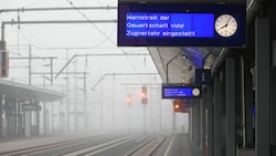 Am Grazer Hauptbahnhof herrschte Montagfrüh am Bahnsteig gespenstische Stille. An einem gewöhnlichen Montag tummeln sich hier viele Fahrgäste. (Bild: Christian Jauschowetz)