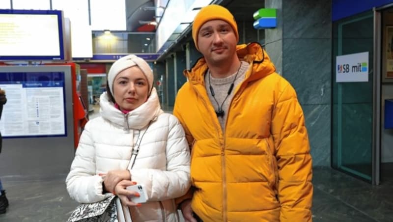 Die Ukrainer Artyom und Xenia (re.) wurden am Hauptbahnhof in Graz überrascht: „Wir müssen nach Prag. Im Normalfall hätten wir den Railjet nehmen können, wir wussten aber nicht, dass der Zug nicht geht. Nun versuchen wir es auf einem anderen Weg. Alle Bustickets sind aber schon ausverkauft!“ (Bild: Christian Jauschowetz)