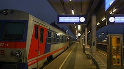 In Wels stand ein Triebwagen „geparkt“ am Bahnsteig. Er sollte am Dienstag wieder unterwegs sein. In Linz herrschte gespenstische Ruhe am Hauptbahnhof. (Bild: Lauber/laumat.at Matthias)