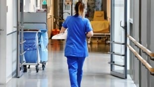 Ein Kind wollte Krankenschwester werden, lag nach einem Unfall monatelang im Krankenhaus. Wie geht die Justiz mit zerstörten Berufstraum eines Opfers um? (Bild: Christof Birbaumer/Kronenzeitung)