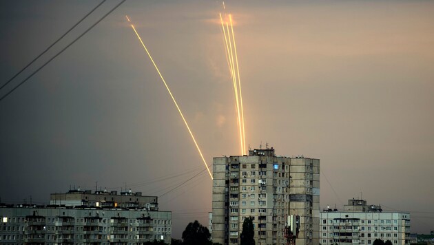 Aus Belgorod wurden wiederholt Raketen Richtung Ukraine abgefeuert, jetzt werden dort Hinweise auf Luftschutzkeller montiert. (Bild: AP)