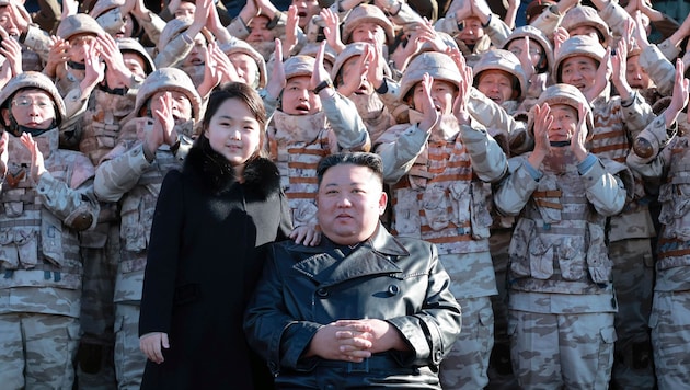 Kim Čong-un a jeho dcera - kterou rád bere s sebou na veřejná vystoupení. (Bild: AP)