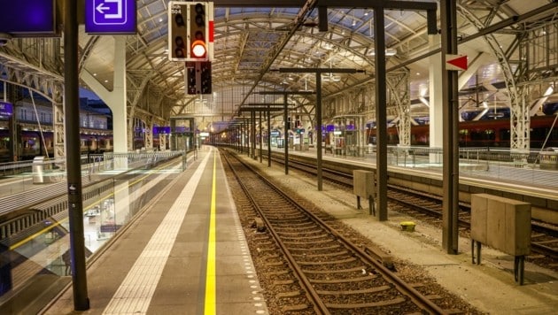 Salzburgs Pendler kennen das Gedränge am frühen Morgen auf den Bahnsteigen. Doch Montagmorgen herrschte eine gähnende Leere auf dem Salzburger Hauptbahnhof. (Bild: Tschepp Markus)