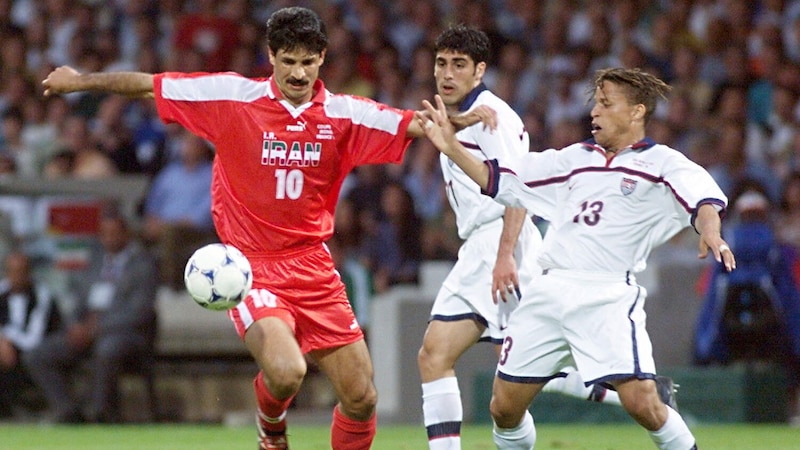 Ali Daei (l.) im Nationalteam-Trikot (Bild: APA/AFP/GERARD MALIE)