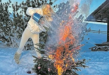Schöne Bescherung! Melissa Naschenweng war während der Drehs mit einem brennenden Christbaum konfrontiert. (Bild: Scharinger Daniel)