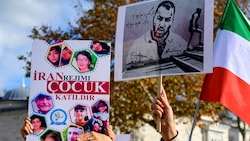 Demonstranten in Istanbul fordern die Freiheit des Musikers. (Bild: APA/AFP/Yasin AKGUL)