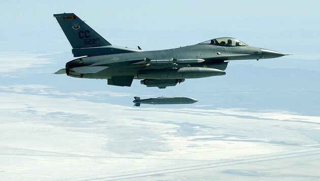 Eine F-16 wirft eine Gleitbombe des Typs AGM-154 ab. (Bild: MSgt Wikipedia/Michael Ammons (US Air Force))