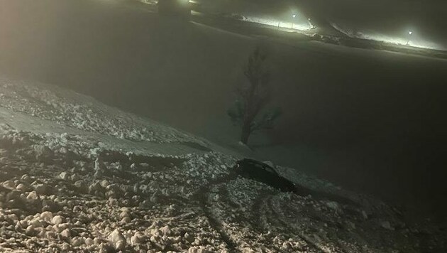 Das Fahrzeug war mehrere Meter ins steile verschneite Gelände abgerutscht. (Bild: Feuerwehr Zell-Pfarre)