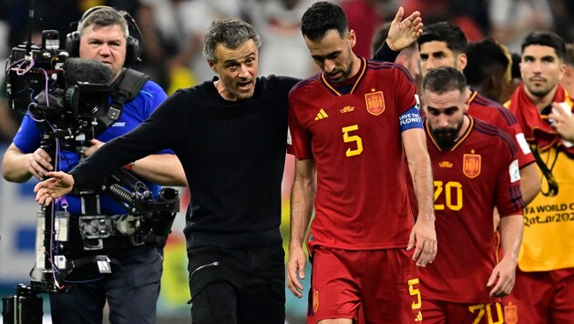 Teamchef Luis Enrique im Gespräch mit Kapitän Sergio Busquets (Bild: APA/AFP/JAVIER SORIANO)