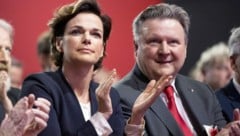 Rendi-Wagner und Wiens Bürgermeister Michael Ludwig: Er steht zu ihr. (Bild: APA/TOBIAS STEINMAURER)