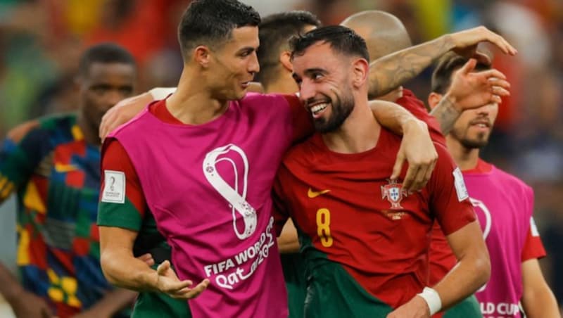 Ronaldo Arm in Arm mit Fernandes (Bild: APA/AFP/Odd ANDERSEN)