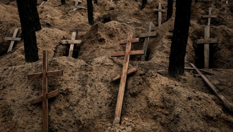 Massengräber in Isjum, aus denen die Leichen nach der Rückeroberung durch ukrainische Kräfte exhumiert worden sind (Bild: APA/AFP/Yasuyoshi CHIBA)