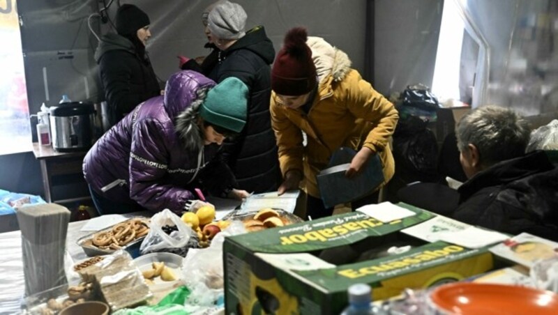 In diesem Zelt können sich Bewohner von Kiew aufwärmen und Verpflegung holen. (Bild: APA/AFP/Genya SAVILOV)