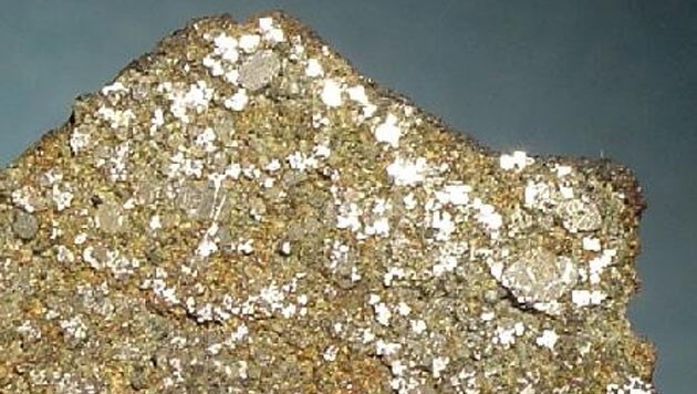 Tetrataenit wurde bisher nur in Meteoriten gefunden. Forscher aus Österreich und Großbritannien haben das Material nun mit relativ einfachen Methoden im Labor erschaffen. (Bild: Rob Lavinsky, iRocks.com – CC-BY-SA-3.0)