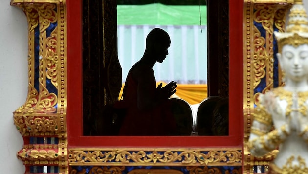 Ein buddhistischer Mönch beim Gebet (Symbolbild) (Bild: APA/THAI NEWS PIX/AFP/Panumas Sanguanwong)